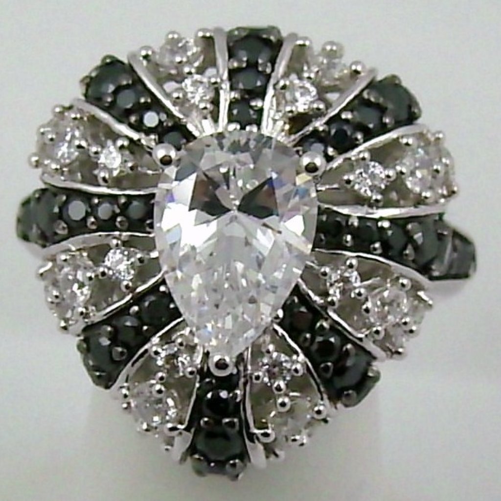 Victoria Wieck 397ct Black White Ring 60$